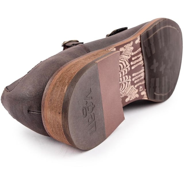 Clásicamente elegantes, los zapatos con hebilla Chervil para hombre de la marca ética V.GAN ofrecen estilo y sustancia. Fabricados en una fábrica certificada como vegana y aprobada por PETA, estos atemporales zapatos de vestir color canela darán nueva vida a tu guardarropa.