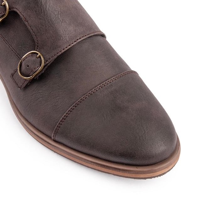 Clásicamente elegantes, los zapatos con hebilla Chervil para hombre de la marca ética V.GAN ofrecen estilo y sustancia. Fabricados en una fábrica certificada como vegana y aprobada por PETA, estos atemporales zapatos de vestir color canela darán nueva vida a tu guardarropa.