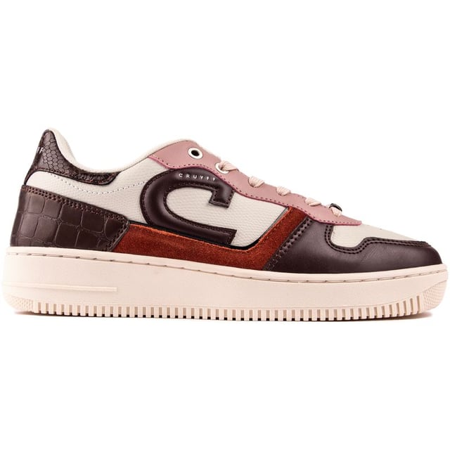 Moderne vibes en trendy sneakermode ontmoeten een verfijnde Cruyff-stijl in deze ultieme, luxe Low-top Campo-sneaker voor dames. Deze op honkbal geïnspireerde schoenen, met retro-accenten en designerdetails, hebben een bovenwerk van hoogwaardig leer, opvallende branding en een buitenzool in court-stijl om een ​​frisse kijk op het klassieke silhouet aller tijden te laten zien.