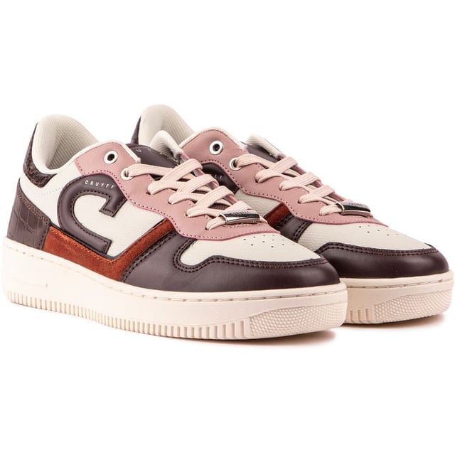 Moderne vibes en trendy sneakermode ontmoeten een verfijnde Cruyff-stijl in deze ultieme, luxe Low-top Campo-sneaker voor dames. Deze op honkbal geïnspireerde schoenen, met retro-accenten en designerdetails, hebben een bovenwerk van hoogwaardig leer, opvallende branding en een buitenzool in court-stijl om een ​​frisse kijk op het klassieke silhouet aller tijden te laten zien.