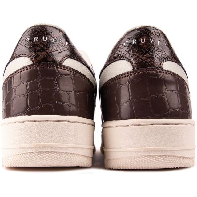 Moderne vibes en trendy sneakermode ontmoeten een verfijnde Cruyff-stijl in deze ultieme, luxe Low-top Campo-sneaker voor dames. Deze op honkbal geïnspireerde schoenen, met retro-accenten en designerdetails, hebben een bovenwerk van hoogwaardig leer, opvallende branding en een buitenzool in court-stijl om een ​​frisse kijk op het klassieke silhouet aller tijden te laten zien.