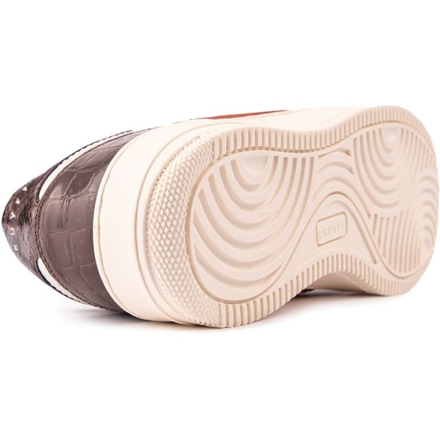 Moderne vibes en trendy sneakermode ontmoeten een verfijnde Cruyff-stijl in deze ultieme, luxe Low-top Campo-sneaker voor dames. Deze op honkbal geïnspireerde schoenen, met retro-accenten en designerdetails, hebben een bovenwerk van hoogwaardig leer, opvallende branding en een buitenzool in court-stijl om een ​​frisse kijk op het klassieke silhouet aller tijden te laten zien.
