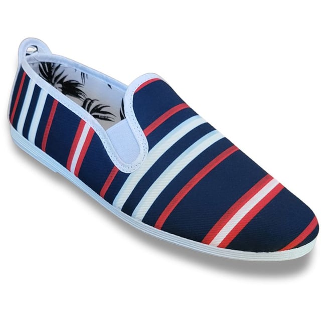 Abraza las estaciones más cálidas con las zapatillas Flossy Duffle. Estos divertidos zapatos a rayas lucen detalles náuticos que realzan cualquier conjunto. Estos alegres zapatos sin cordones de lona cuentan con una suela de goma perfumada para brindar frescura durante todo el día y un suave forro de algodón para mayor comodidad. Su suela delgada y flexible, refuerzos elásticos y lengüeta en el talón los hacen fáciles de usar, mientras que la suela exterior duradera garantiza agarre para cualquier aventura. Ideal para viajes relajados de verano y días de relax en casa, el Arnedo combina estilo y practicidad.