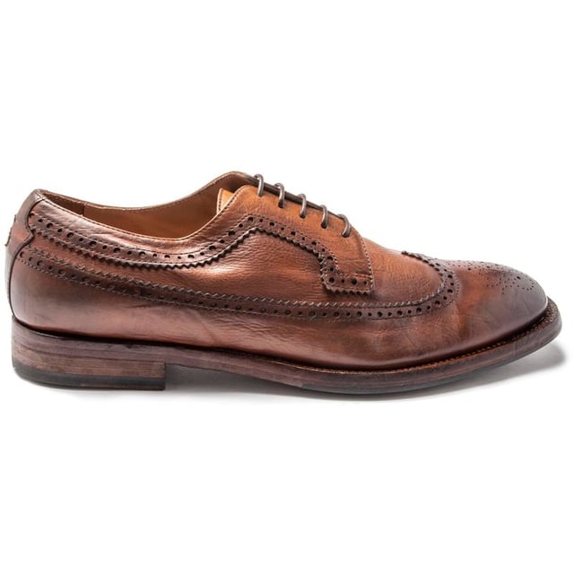 El estilo Ellera pertenece a la gama principal de Oliver Sweeney y es un hermoso y atemporal zapato brogue de ala larga confeccionado en un rico cuero color canela oscuro.