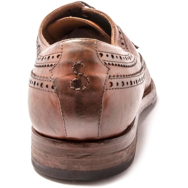 El estilo Ellera pertenece a la gama principal de Oliver Sweeney y es un hermoso y atemporal zapato brogue de ala larga confeccionado en un rico cuero color canela oscuro.