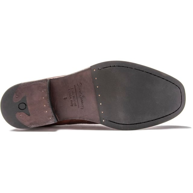 El estilo Ellera pertenece a la gama principal de Oliver Sweeney y es un hermoso y atemporal zapato brogue de ala larga confeccionado en un rico cuero color canela oscuro.