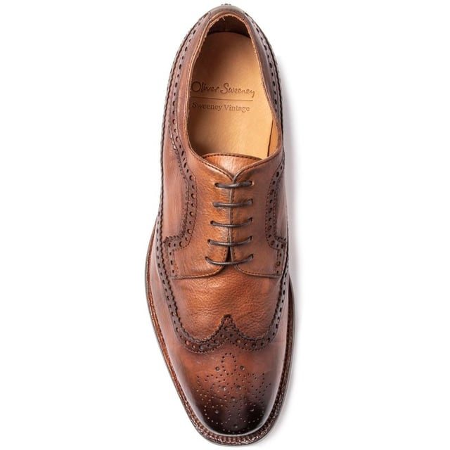 El estilo Ellera pertenece a la gama principal de Oliver Sweeney y es un hermoso y atemporal zapato brogue de ala larga confeccionado en un rico cuero color canela oscuro.