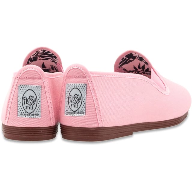 Descubre el estilo limpio y fresco de los zapatos Flossy Arnedo. Este mocasín de plimsoll para hombre mantiene el estilo clásico. La innovadora suela de goma perfumada y la elegante parte superior textil dieron en el clavo. Deslízate y disfruta de una comodidad sin preocupaciones con el suave forro de algodón y la suela flexible. Ya sea que vayas de fin de semana o fuera de la ciudad, Flossy Arnedo brinda estilo fresco y comodidad a cada paso.
