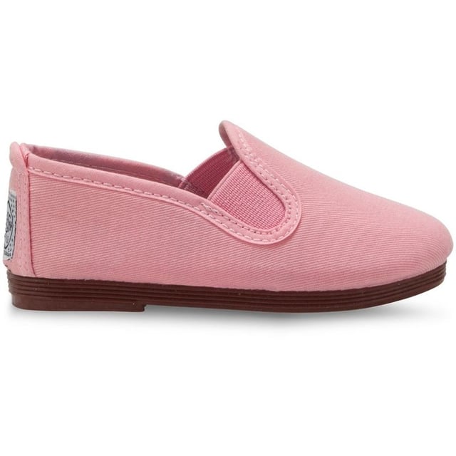 El zapato para niños Flossy Pamplona es el compañero perfecto de primavera y verano para los dedos de los pies más pequeños y definitivamente les dará un toque primaveral. Déjalos ponerse la parte superior de lona fresca y la cómoda goma y prepárate para un día lleno de diversión y felicidad. Dale a tu minime un toque de estilo, comodidad y ternura vanguardistas con la zapatilla de lona Flossy Pamplona.