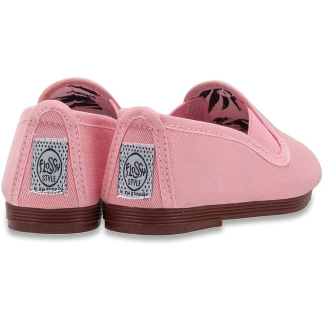 El zapato para niños Flossy Pamplona es el compañero perfecto de primavera y verano para los dedos de los pies más pequeños y definitivamente les dará un toque primaveral. Déjalos ponerse la parte superior de lona fresca y la cómoda goma y prepárate para un día lleno de diversión y felicidad. Dale a tu minime un toque de estilo, comodidad y ternura vanguardistas con la zapatilla de lona Flossy Pamplona.