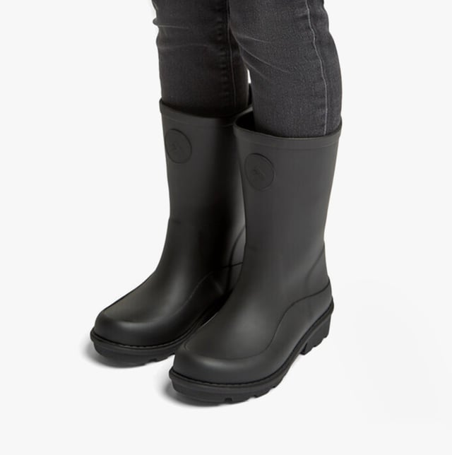 FitFlop FitFlop WONDERWELLY Kids Rain Boots Black

 Upper Material: Rubber

Lining Material: Textile

Sole Material: Rubber

Closure/Fastening: Pull-On

Features: Slip Resistant

Shoe Width: Regular

Item Weight: 1 KG

Heel Height: Flat (Under 2.5cm)

Boot Style: Wellingtons
Product Code: GH9-001
