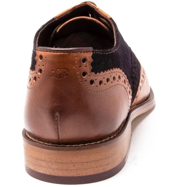 Style Gatsby, un zapato para hombre de London Brogues, es perfecto para uso informal durante todo el día. Estilo brogue clásico con parte superior de cuero de primera calidad y forro de cuero. Zapato con cordones y calcetín de piel viscoelástica para mayor comodidad. La suela flexible y liviana ofrece versatilidad.