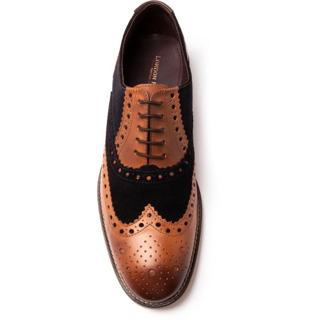 Style Gatsby, un zapato para hombre de London Brogues, es perfecto para uso informal durante todo el día. Estilo brogue clásico con parte superior de cuero de primera calidad y forro de cuero. Zapato con cordones y calcetín de piel viscoelástica para mayor comodidad. La suela flexible y liviana ofrece versatilidad.