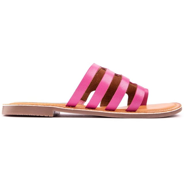 De Solesister Jacki Flat sandaal is een prachtige roze instapper met een luchtige twist. De 3 echt leren bandjes omsluiten je voet comfortabel, de teenlus zorgt voor een goede pasvorm en het gedempte voetbed en de flexibele zool zorgen voor extra comfort, waardoor deze schoenen een perfecte aanvulling zijn op je zomergarderobe.