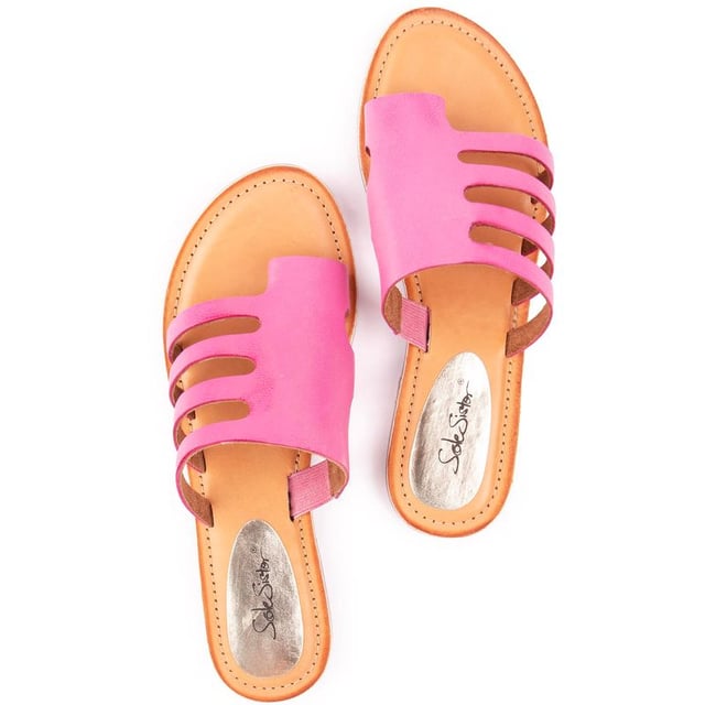 De Solesister Jacki Flat sandaal is een prachtige roze instapper met een luchtige twist. De 3 echt leren bandjes omsluiten je voet comfortabel, de teenlus zorgt voor een goede pasvorm en het gedempte voetbed en de flexibele zool zorgen voor extra comfort, waardoor deze schoenen een perfecte aanvulling zijn op je zomergarderobe.