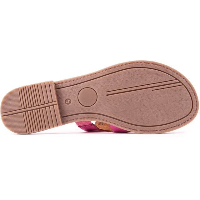 De Solesister Jacki Flat sandaal is een prachtige roze instapper met een luchtige twist. De 3 echt leren bandjes omsluiten je voet comfortabel, de teenlus zorgt voor een goede pasvorm en het gedempte voetbed en de flexibele zool zorgen voor extra comfort, waardoor deze schoenen een perfecte aanvulling zijn op je zomergarderobe.