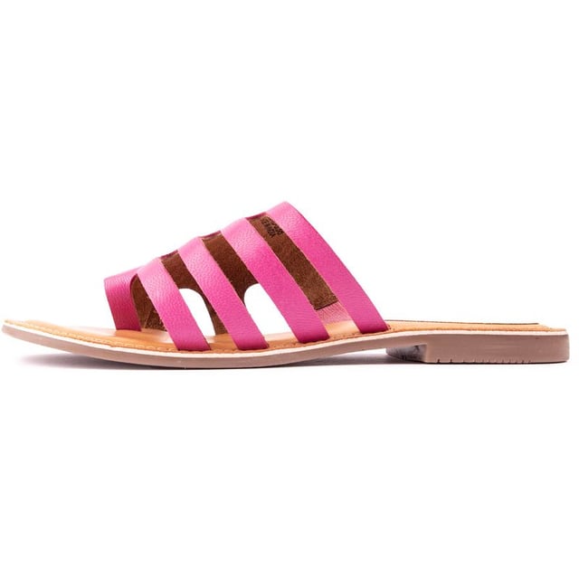 De Solesister Jacki Flat sandaal is een prachtige roze instapper met een luchtige twist. De 3 echt leren bandjes omsluiten je voet comfortabel, de teenlus zorgt voor een goede pasvorm en het gedempte voetbed en de flexibele zool zorgen voor extra comfort, waardoor deze schoenen een perfecte aanvulling zijn op je zomergarderobe.