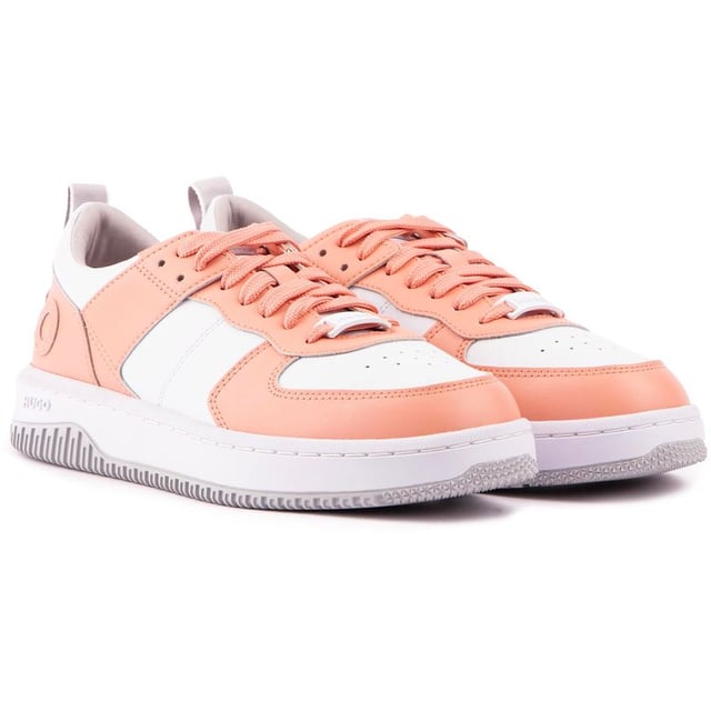 Hugo Kilian Tenn Sneaker Die ultimative Balance aus Sport und Stil. Hier ist ein HUGO Sneaker, mit einem zeitgemäßen, frischen Designer-Look und Retro-Vibes. Der sportliche Kilian Tenn Sportschuh ist super bequem und top trendig und wird durch das charakteristische Branding und die HUGO-Qualität hervorgehoben.