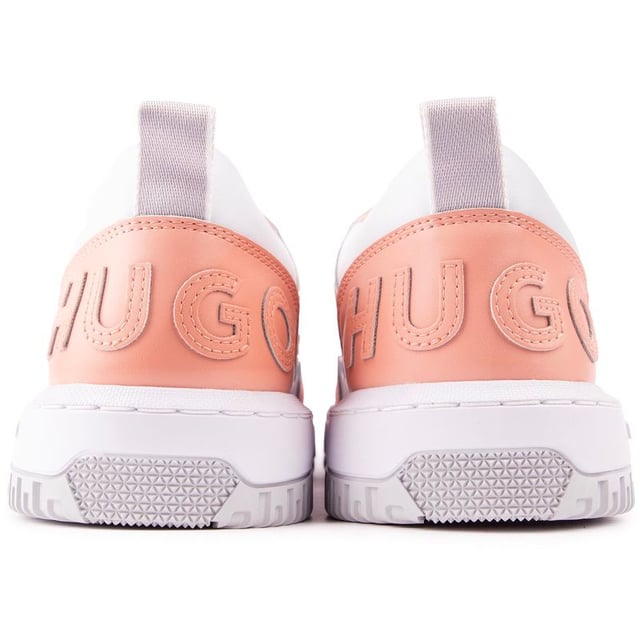 Hugo Kilian Tenn Sneaker Die ultimative Balance aus Sport und Stil. Hier ist ein HUGO Sneaker, mit einem zeitgemäßen, frischen Designer-Look und Retro-Vibes. Der sportliche Kilian Tenn Sportschuh ist super bequem und top trendig und wird durch das charakteristische Branding und die HUGO-Qualität hervorgehoben.