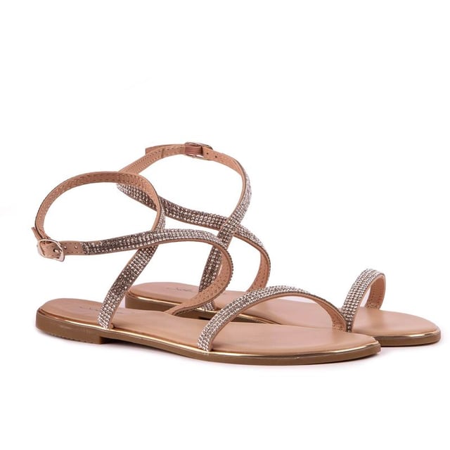 Las sandalias Lane de SOLE son un par de zapatos planos metálicos color nude y bronce con un toque súper chic y ultrafemenino. Con correas delicadamente cubiertas de diamantes y una correa ajustable en el tobillo, este modelo glamuroso es perfecto para un día soleado y una cálida noche de verano.