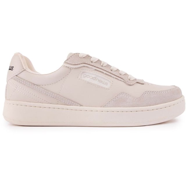 The Mack is a court shoe with retro vibes and innovative sustainability. The sneaker is made from vegan materials such as BioVeg and recycled plastic bottles. A step in the right direction, towards a hopeful future, with this comfy, stylish and sustainable shoe from Good News.