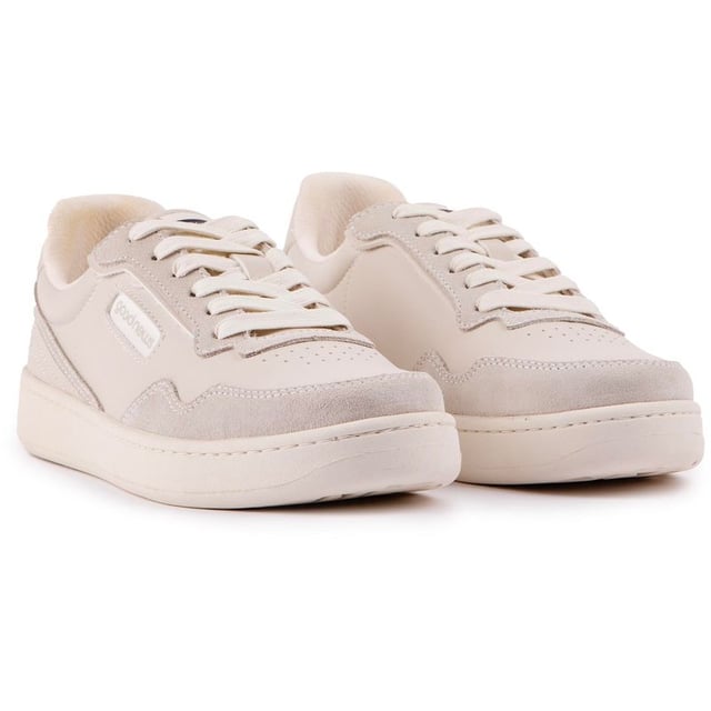 The Mack is a court shoe with retro vibes and innovative sustainability. The sneaker is made from vegan materials such as BioVeg and recycled plastic bottles. A step in the right direction, towards a hopeful future, with this comfy, stylish and sustainable shoe from Good News.