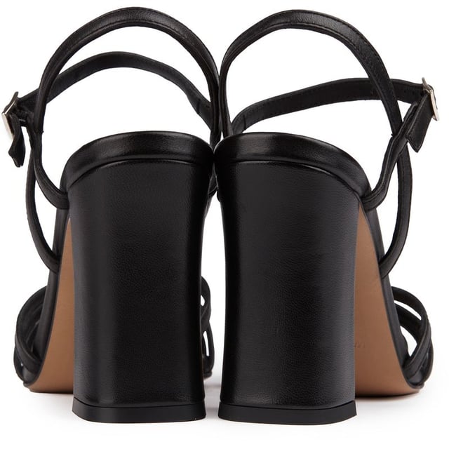 Experimente el lujo con las impresionantes sandalias Panaro de SOLE Made In Italy. Estos atrevidos tacones de cuero de primera calidad, exclusivos de SOLE, personifican la artesanía italiana con su parte superior de cuero negro flexible y su elegante silueta de tiras. Colocadas sobre un tacón de bloque, estas sandalias seguramente elevarán tu estilo a nuevas alturas.