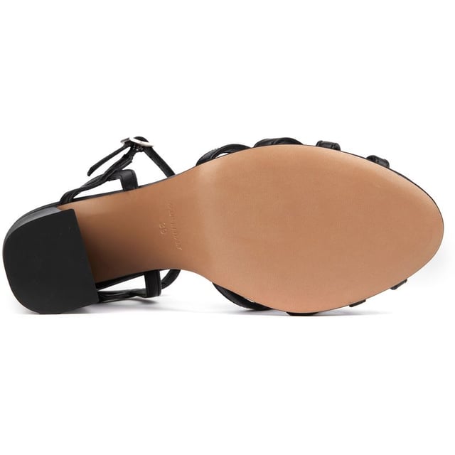 Experimente el lujo con las impresionantes sandalias Panaro de SOLE Made In Italy. Estos atrevidos tacones de cuero de primera calidad, exclusivos de SOLE, personifican la artesanía italiana con su parte superior de cuero negro flexible y su elegante silueta de tiras. Colocadas sobre un tacón de bloque, estas sandalias seguramente elevarán tu estilo a nuevas alturas.