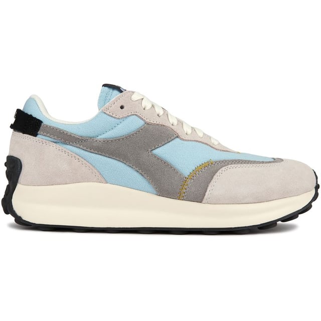 Adéntrate en el lujo deportivo con las zapatillas Diadora Race Suede. Estas zapatillas ligeras cuentan con una parte superior de gamuza suave que garantiza un funcionamiento suave y flexibilidad. Las suelas de goma gruesas y duraderas ofrecen tracción, ideal para la vida urbana acelerada o para batir récords personales. Su llamativo diseño es perfecto para tu vestimenta de gimnasio o tus aventuras urbanas diarias. Experimenta el estilo Diadora de inspiración retro.
