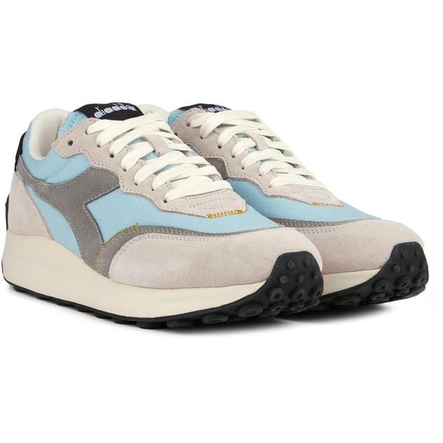 Adéntrate en el lujo deportivo con las zapatillas Diadora Race Suede. Estas zapatillas ligeras cuentan con una parte superior de gamuza suave que garantiza un funcionamiento suave y flexibilidad. Las suelas de goma gruesas y duraderas ofrecen tracción, ideal para la vida urbana acelerada o para batir récords personales. Su llamativo diseño es perfecto para tu vestimenta de gimnasio o tus aventuras urbanas diarias. Experimenta el estilo Diadora de inspiración retro.