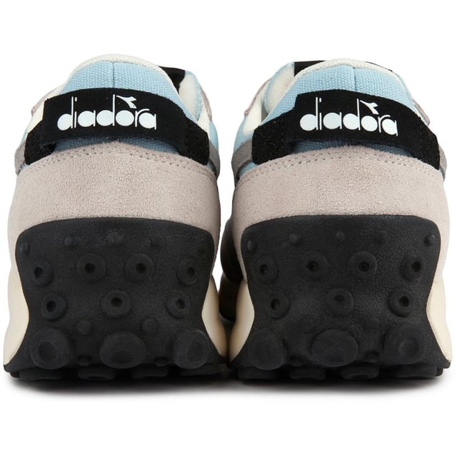 Adéntrate en el lujo deportivo con las zapatillas Diadora Race Suede. Estas zapatillas ligeras cuentan con una parte superior de gamuza suave que garantiza un funcionamiento suave y flexibilidad. Las suelas de goma gruesas y duraderas ofrecen tracción, ideal para la vida urbana acelerada o para batir récords personales. Su llamativo diseño es perfecto para tu vestimenta de gimnasio o tus aventuras urbanas diarias. Experimenta el estilo Diadora de inspiración retro.