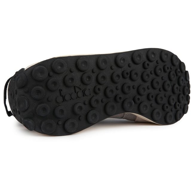 Adéntrate en el lujo deportivo con las zapatillas Diadora Race Suede. Estas zapatillas ligeras cuentan con una parte superior de gamuza suave que garantiza un funcionamiento suave y flexibilidad. Las suelas de goma gruesas y duraderas ofrecen tracción, ideal para la vida urbana acelerada o para batir récords personales. Su llamativo diseño es perfecto para tu vestimenta de gimnasio o tus aventuras urbanas diarias. Experimenta el estilo Diadora de inspiración retro.