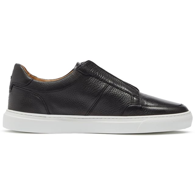 Las zapatillas para hombre Oliver Sweeney Rende son unas zapatillas inteligentes y sofisticadas con una parte superior de cuero suave de primera calidad, en una silueta genuinamente hecha a mano de estilo cancha, completada con un refuerzo frontal elástico. La suela de goma resistente y el forro/plantilla de cuero completo con una almohadilla acolchada en el talón garantizan comodidad y agarre adicionales. Hecho para durar, este estilo contemporáneo no te defraudará.