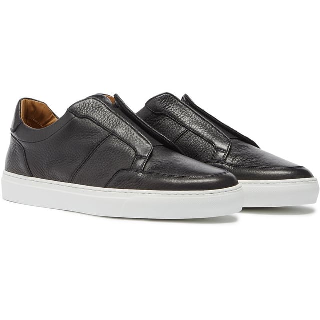 Las zapatillas para hombre Oliver Sweeney Rende son unas zapatillas inteligentes y sofisticadas con una parte superior de cuero suave de primera calidad, en una silueta genuinamente hecha a mano de estilo cancha, completada con un refuerzo frontal elástico. La suela de goma resistente y el forro/plantilla de cuero completo con una almohadilla acolchada en el talón garantizan comodidad y agarre adicionales. Hecho para durar, este estilo contemporáneo no te defraudará.