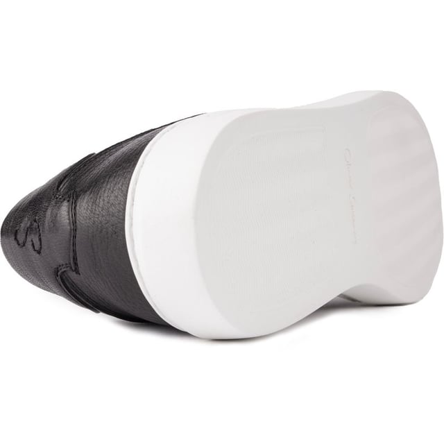Las zapatillas para hombre Oliver Sweeney Rende son unas zapatillas inteligentes y sofisticadas con una parte superior de cuero suave de primera calidad, en una silueta genuinamente hecha a mano de estilo cancha, completada con un refuerzo frontal elástico. La suela de goma resistente y el forro/plantilla de cuero completo con una almohadilla acolchada en el talón garantizan comodidad y agarre adicionales. Hecho para durar, este estilo contemporáneo no te defraudará.