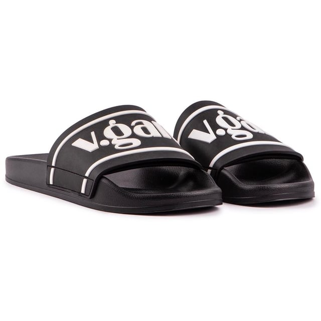 Entra en el verano con confianza con las sandalias Vegan Rice de la marca V.GAN, consciente de la moda. Este calzado monocromático apto para animales está aprobado por PETA y está acabado con la llamativa marca en el frente.