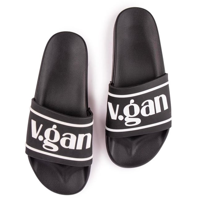 Entra en el verano con confianza con las sandalias Vegan Rice de la marca V.GAN, consciente de la moda. Este calzado monocromático apto para animales está aprobado por PETA y está acabado con la llamativa marca en el frente.