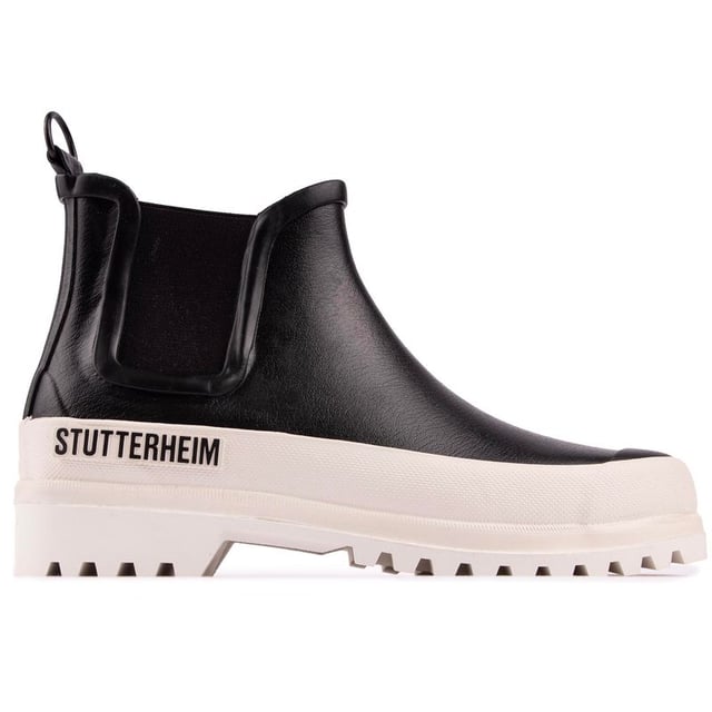 Abraza el clima húmedo y disfruta de los charcos de barro con estilo con las botas de lluvia Stutterheim Rainwalker. Las botas de lluvia están fabricadas en Europa con goma impermeable y terminadas con un suave forro de algodón.