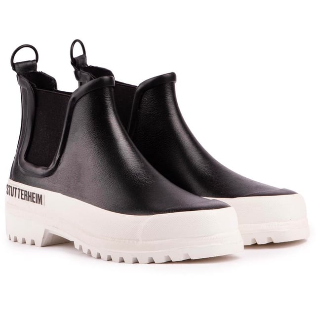 Abraza el clima húmedo y disfruta de los charcos de barro con estilo con las botas de lluvia Stutterheim Rainwalker. Las botas de lluvia están fabricadas en Europa con goma impermeable y terminadas con un suave forro de algodón.