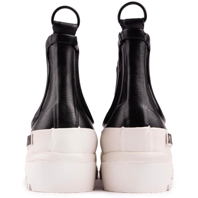 Abraza el clima húmedo y disfruta de los charcos de barro con estilo con las botas de lluvia Stutterheim Rainwalker. Las botas de lluvia están fabricadas en Europa con goma impermeable y terminadas con un suave forro de algodón.