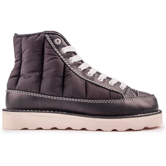 The Roopa high-top ankle boot is a warm padded, sporty boot with innovative sustainability, an upper made from recycled fishing nets, a recycled rubber outsole, and other organic and vegan materials for all-day comfort with a conscience. A step in the right direction, towards a hopeful future, with this comfy, stylish and sustainable shoe from Good News.