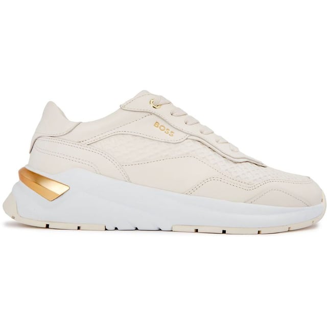 Presentamos Boss Skylar Runn, la fusión perfecta de estilo, moda y funcionalidad. Estas suaves zapatillas blancas están confeccionadas con una lujosa parte superior de cuero y una suela de goma para máxima comodidad y durabilidad. Las zapatillas cuentan con un impresionante detalle dorado en el talón, que añade un toque de glamour a tu rutina de carrera. Mejora tu juego con Boss Skylar Runn y disfruta de tu día con elegancia y sencillez.