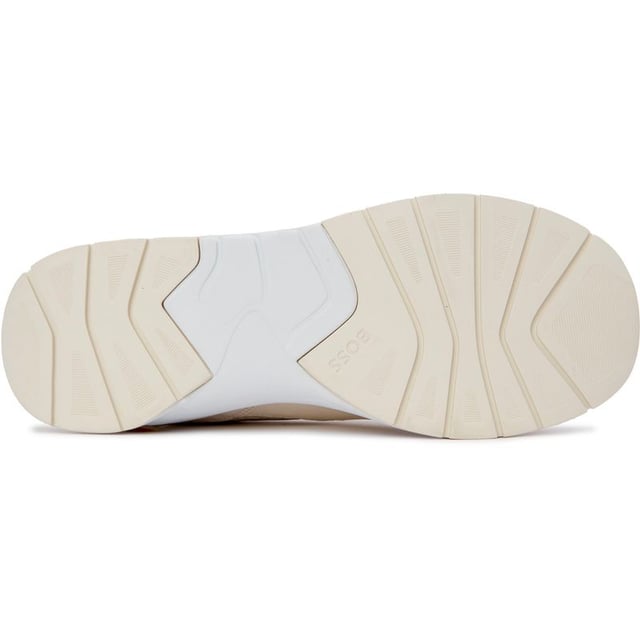 Presentamos Boss Skylar Runn, la fusión perfecta de estilo, moda y funcionalidad. Estas suaves zapatillas blancas están confeccionadas con una lujosa parte superior de cuero y una suela de goma para máxima comodidad y durabilidad. Las zapatillas cuentan con un impresionante detalle dorado en el talón, que añade un toque de glamour a tu rutina de carrera. Mejora tu juego con Boss Skylar Runn y disfruta de tu día con elegancia y sencillez.