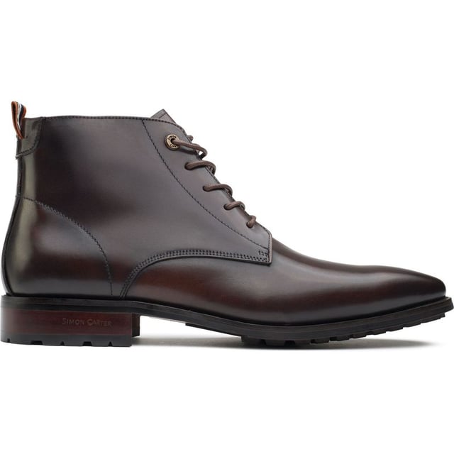 Añade un toque moderno con siluetas limpias, un toque elegante y detalles llamativos a tu atuendo diario con los botines con cordones Daisy de Simon Carter. Perfectos para la ciudad o la oficina, estos botines de cuero ofrecen una comodidad sofisticada y un estilo único. Fabricados con meticulosa precisión a partir de materiales de primera calidad y cuero fino, los botines Daisy combinan comodidad, durabilidad y elegancia inspiradas en el estilo distintivo de Simon Carter.