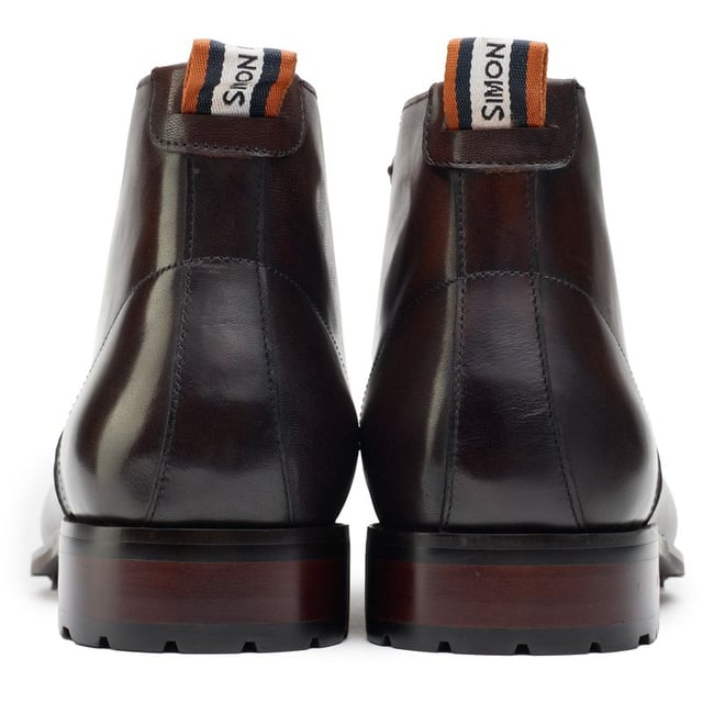 Añade un toque moderno con siluetas limpias, un toque elegante y detalles llamativos a tu atuendo diario con los botines con cordones Daisy de Simon Carter. Perfectos para la ciudad o la oficina, estos botines de cuero ofrecen una comodidad sofisticada y un estilo único. Fabricados con meticulosa precisión a partir de materiales de primera calidad y cuero fino, los botines Daisy combinan comodidad, durabilidad y elegancia inspiradas en el estilo distintivo de Simon Carter.