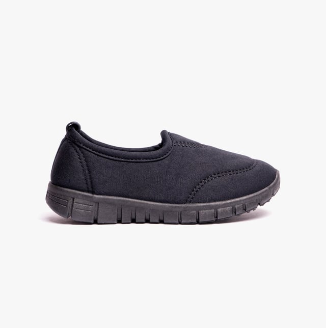 Shumo STINGRAY Kids Plimsolls Black

 Upper Material: Synthetic

Lining Material: Synthetic

Sole Material: Rubber

Closure/Fastening: Slip-On

Features: Comfort,Lightweight

Toe Shape: Round

Shoe Width: Regular

Item Weight: 0.3 KG

Heel Height: Flat (Under 2.5cm)

Shoe Shaft Height: Low Top

Shoe Style: Plimsoll

Gift Boxed: No
Product Code: STINGRAY-BLACK