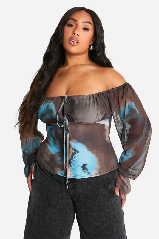 Update your wardrobe with this plus size bodysuit from our dedicated curve range. A form fitting, curve enhancing style with a press-stud fastening, this piece can be dressed up or down, depending on the vibe. Team with coated jeans and statement heels for date night plans, or pair with tailored trousers for a brunch date with your bestie. For an instant fresh 'fit, a plus size black bodysuit is perfect to replace your go-to t shirts. Got a date night planned? Team a dreamy plus size lace bodysuit with a leather skirt and standout heels.Style: BodysuitDesign: FloralNeckline: BardotSleeve Length: Long Sleeve