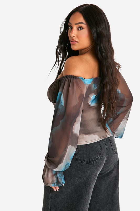 Update your wardrobe with this plus size bodysuit from our dedicated curve range. A form fitting, curve enhancing style with a press-stud fastening, this piece can be dressed up or down, depending on the vibe. Team with coated jeans and statement heels for date night plans, or pair with tailored trousers for a brunch date with your bestie. For an instant fresh 'fit, a plus size black bodysuit is perfect to replace your go-to t shirts. Got a date night planned? Team a dreamy plus size lace bodysuit with a leather skirt and standout heels.Style: BodysuitDesign: FloralNeckline: BardotSleeve Length: Long Sleeve
