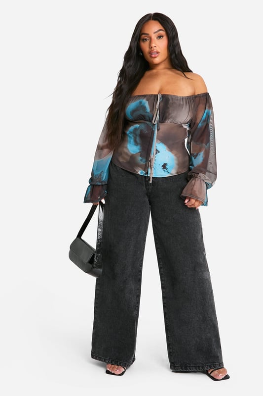 Update your wardrobe with this plus size bodysuit from our dedicated curve range. A form fitting, curve enhancing style with a press-stud fastening, this piece can be dressed up or down, depending on the vibe. Team with coated jeans and statement heels for date night plans, or pair with tailored trousers for a brunch date with your bestie. For an instant fresh 'fit, a plus size black bodysuit is perfect to replace your go-to t shirts. Got a date night planned? Team a dreamy plus size lace bodysuit with a leather skirt and standout heels.Style: BodysuitDesign: FloralNeckline: BardotSleeve Length: Long Sleeve