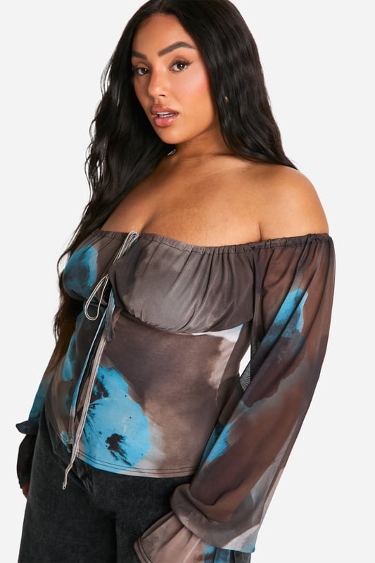 Update your wardrobe with this plus size bodysuit from our dedicated curve range. A form fitting, curve enhancing style with a press-stud fastening, this piece can be dressed up or down, depending on the vibe. Team with coated jeans and statement heels for date night plans, or pair with tailored trousers for a brunch date with your bestie. For an instant fresh 'fit, a plus size black bodysuit is perfect to replace your go-to t shirts. Got a date night planned? Team a dreamy plus size lace bodysuit with a leather skirt and standout heels.Style: BodysuitDesign: FloralNeckline: BardotSleeve Length: Long Sleeve